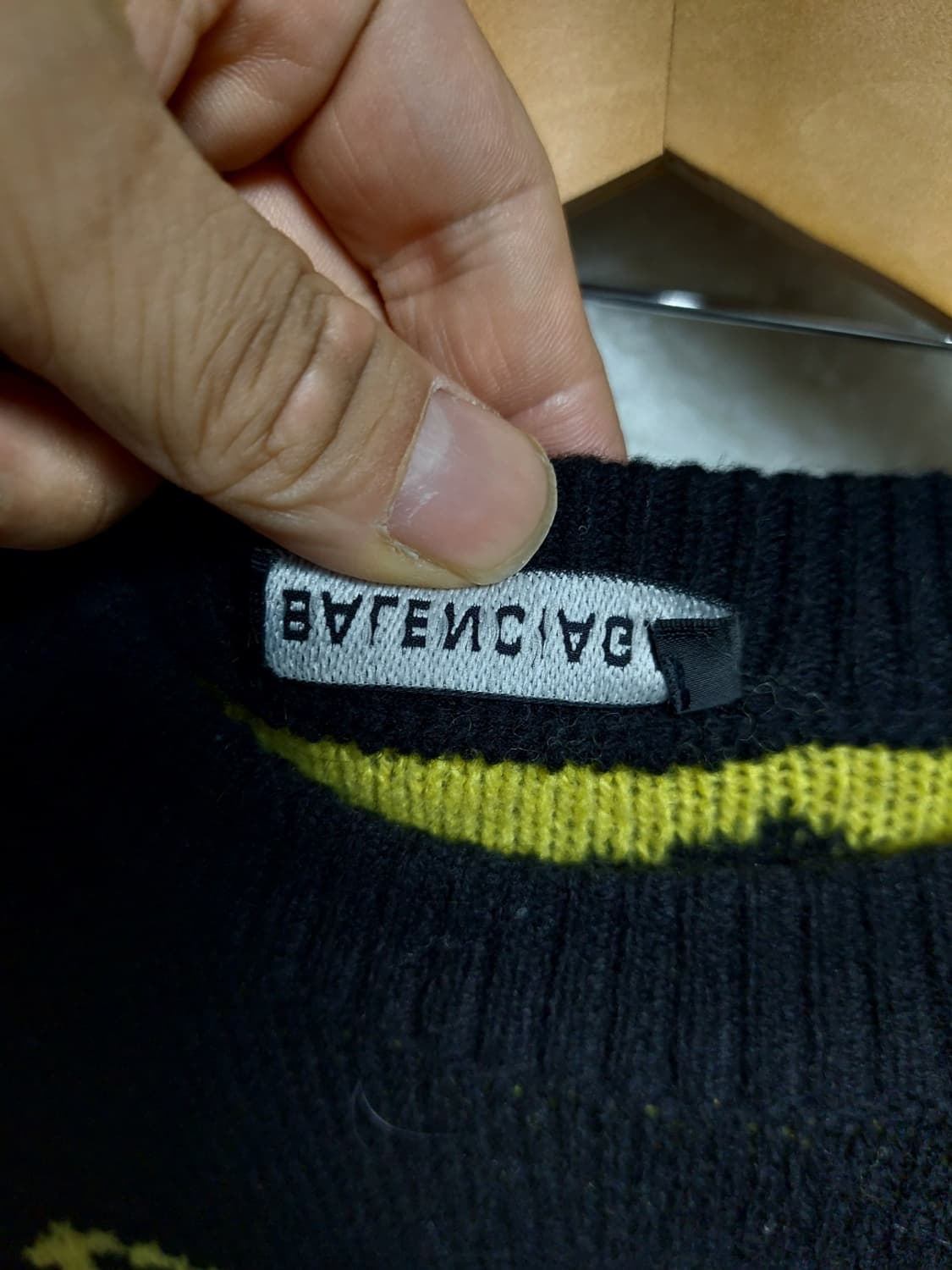 발렌시아가 올오버 로고 니트 블랙/형광 M 정품검수완료 상품이미지5