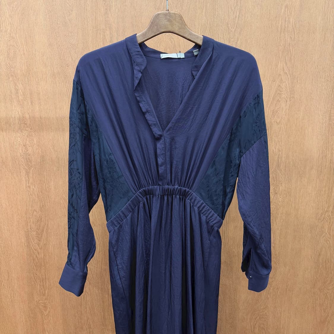 빈스 롱 원피스 플라워 패턴 셔링 브이넥 플레어 디테일 루즈핏 네이비 상품이미지4