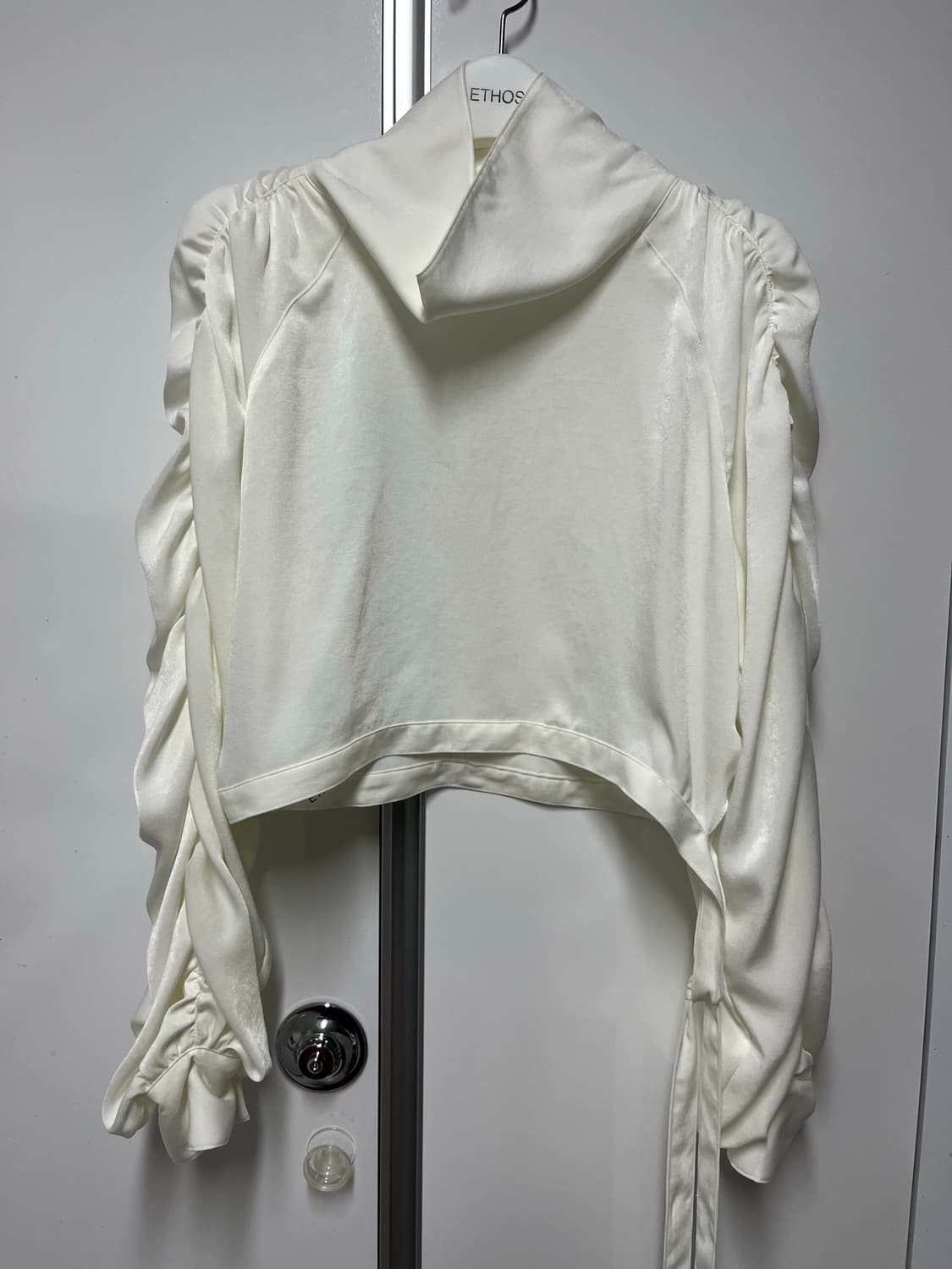[ETHOS] 에토스 하이넥 크롭 블라우스 상품이미지3