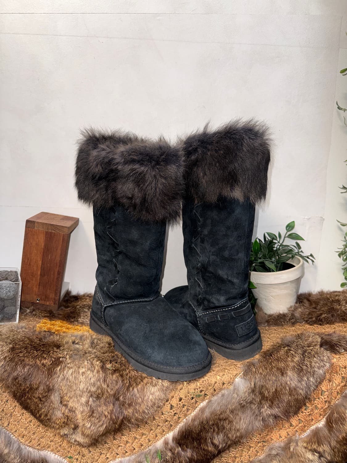 UGG Women’s Rosana black fur boots 상품이미지2