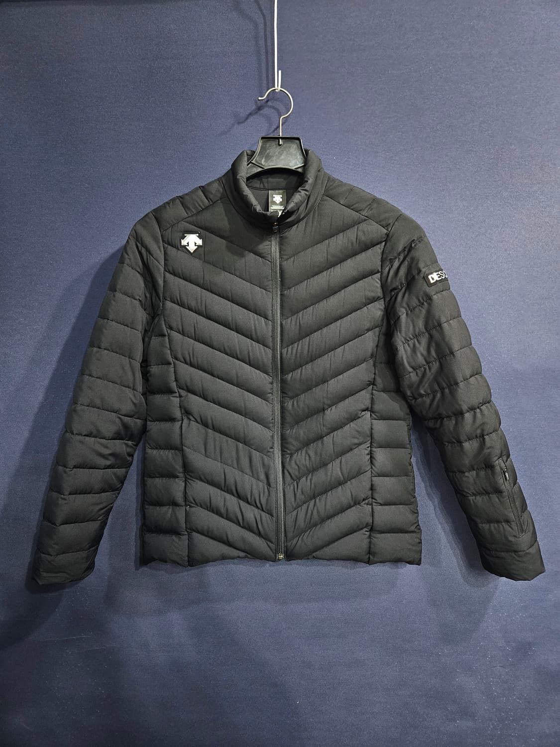 데상트 블랙컬러 남성 슬림핏 95 덕다운 경량패딩  상품이미지1