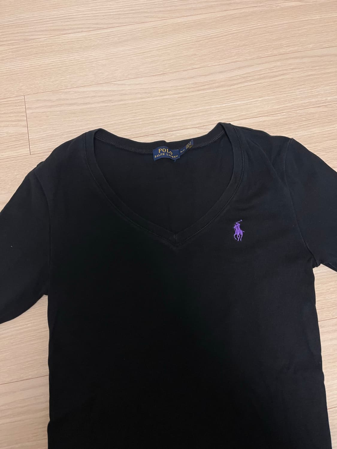 폴로 브이넥 긴팔티 블랙 퍼플포니 상품이미지2