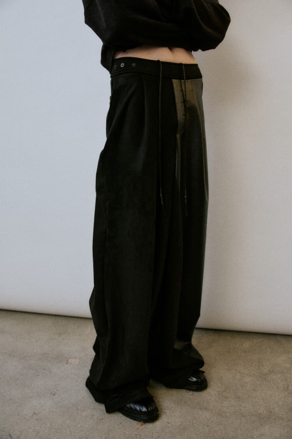 카르넷 아카이브 레더 스웨이드 팬츠 상품이미지2