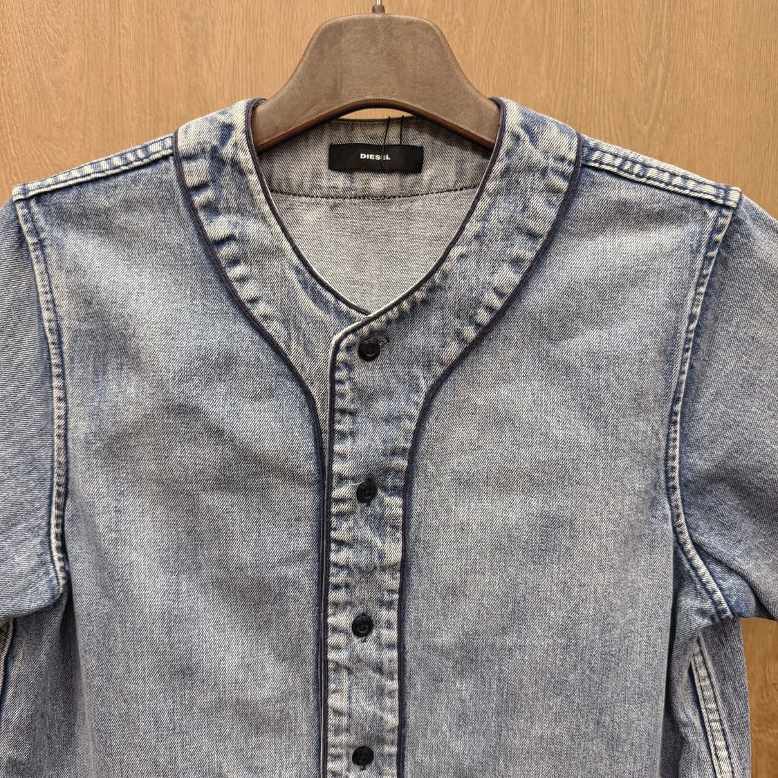 디젤 데님 베이스볼 스트릿 반팔 셔츠 연청 워싱 버튼 디테일 상품이미지4