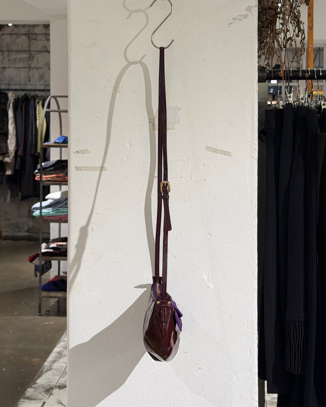 살바토레 페라가모 퍼플 바라 페이던트 레더 호보 크로스백 상품이미지3