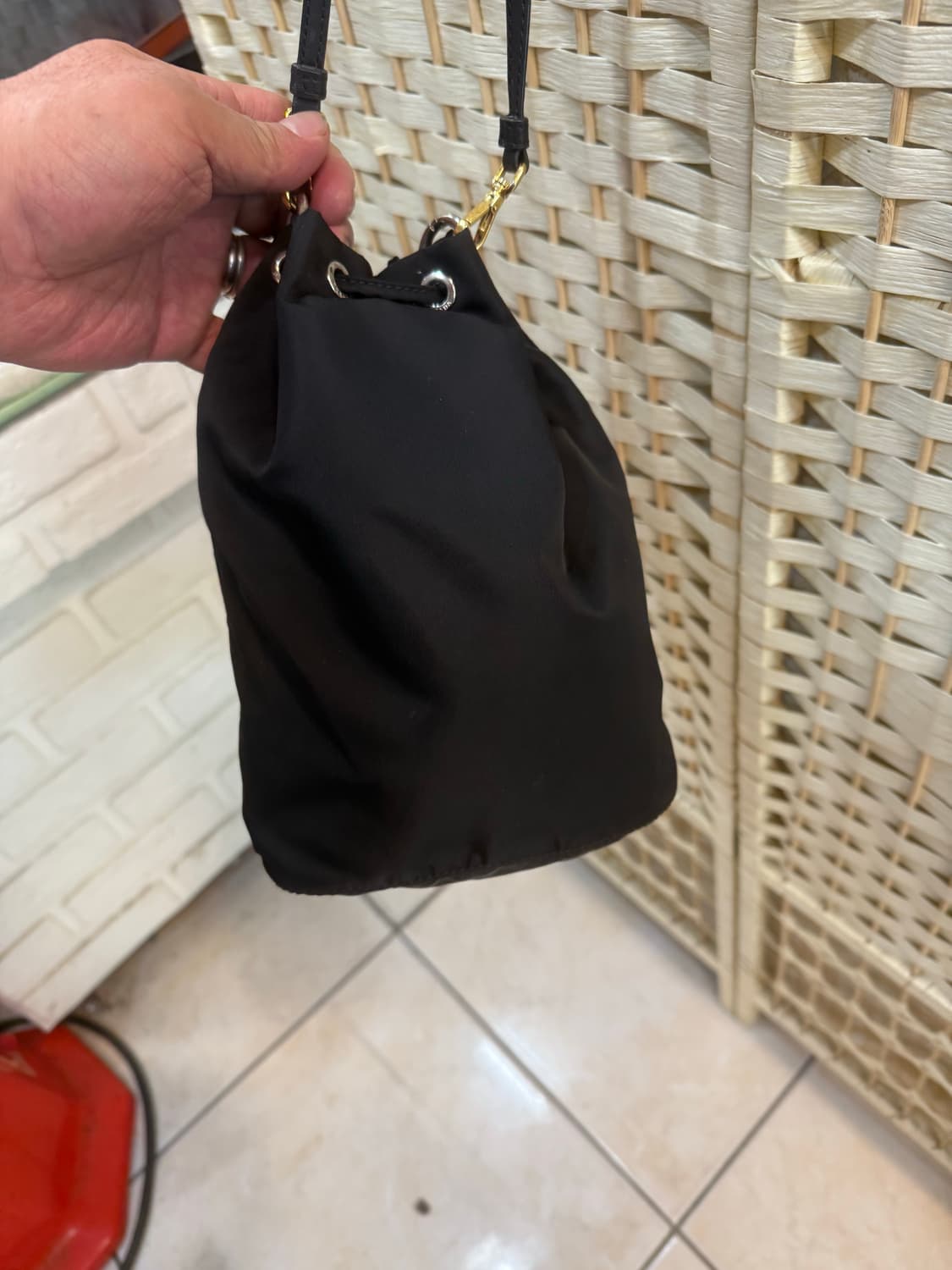 정품 프라다 나일론 버킷 파우치백 팝니다 상품이미지4