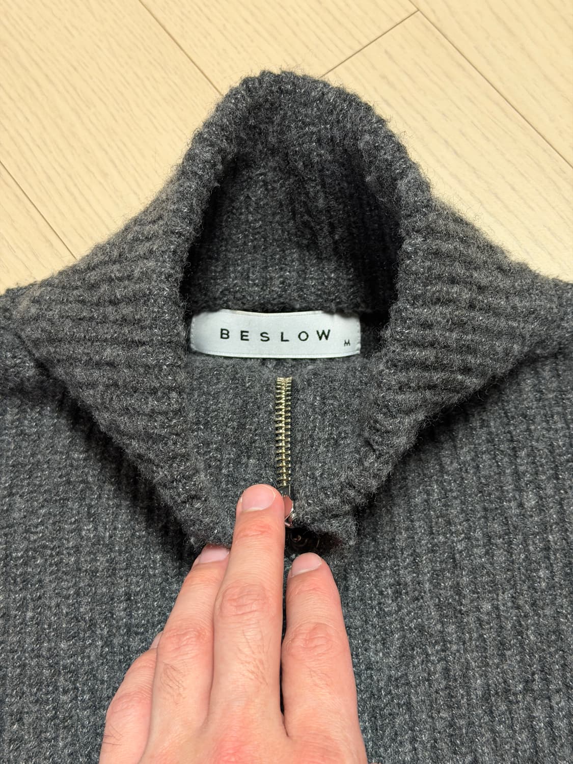 비슬로우 하이넥 니트 집업 자켓 차콜 상품이미지8
