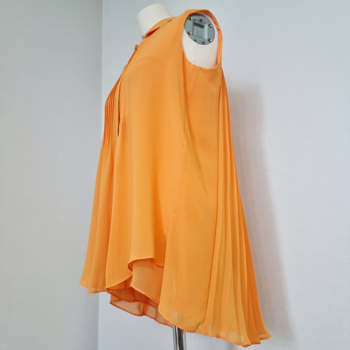 케네스레이디 언발란스 슬리브리스 블라우스 (55) 상태최상/1회착 상품이미지2