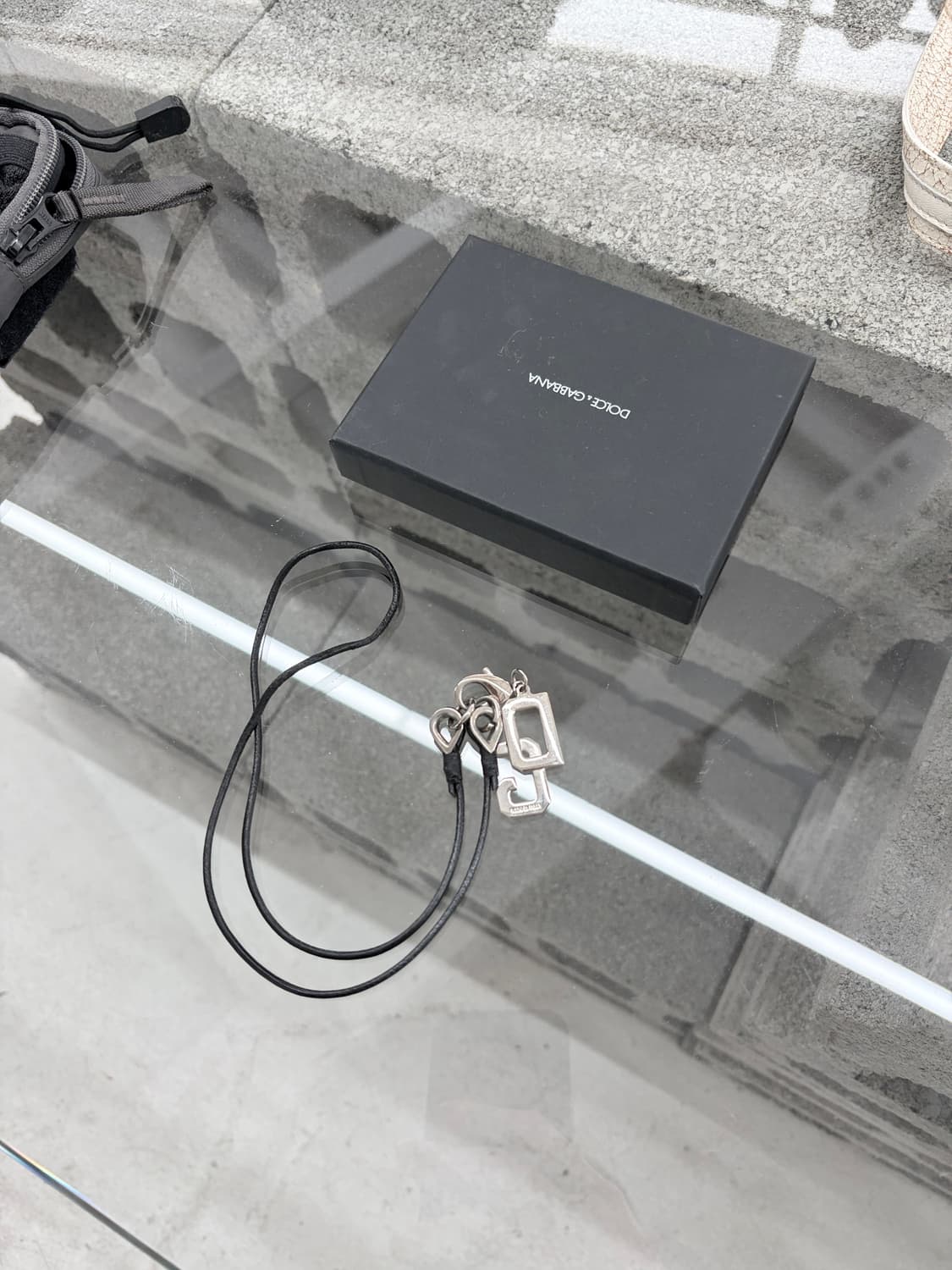 돌체앤가바나 실버 로고 참 레더 목걸이 상품이미지2