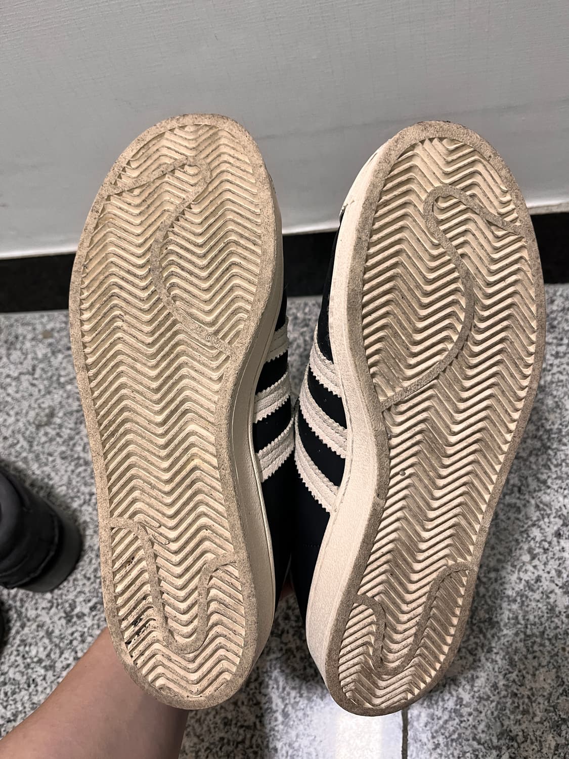 [세일]아디다스 슈퍼스타 82 블랙 화이트 270cm 상품이미지4