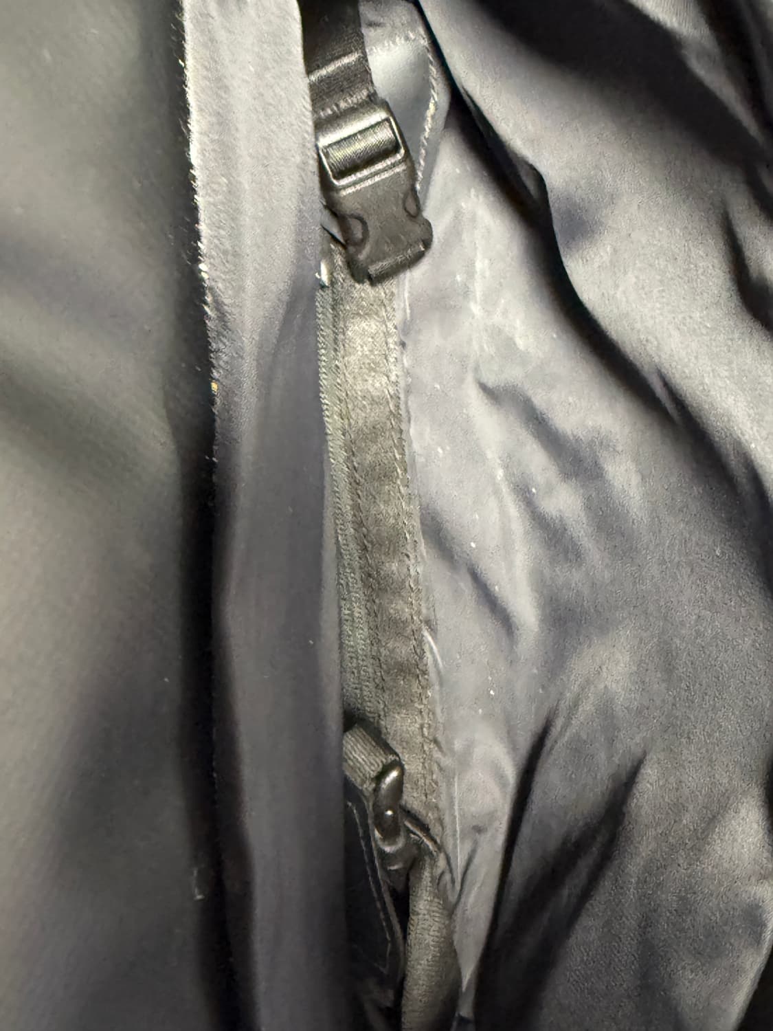 아더에러 스몰 트레이스 이스티 메신저백 느와르 상품이미지4