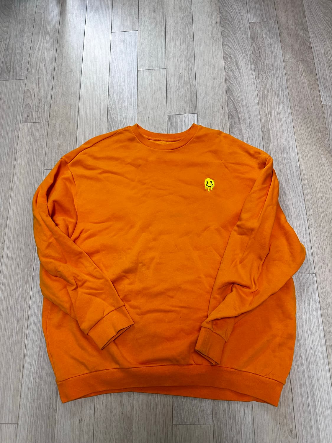 커스텀 멜로우 새드스마일 스웻셔츠 상품이미지1