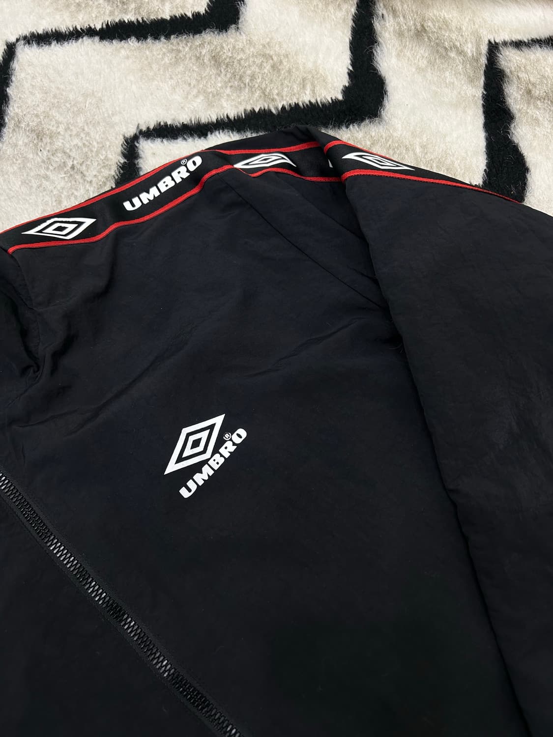 [L]엄브로 사이드라인 바람막이/블랙/까짐 상품이미지1