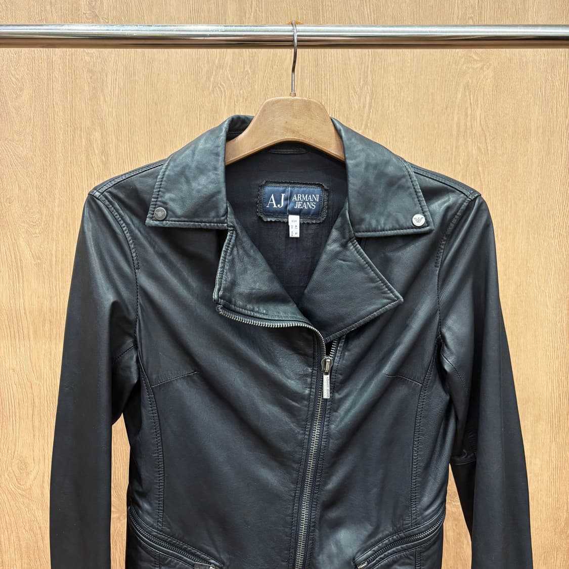 아르마니 진스 레더 자켓 투웨이 클로징 소매 지퍼 디테일 슬림핏 블랙 상품이미지4