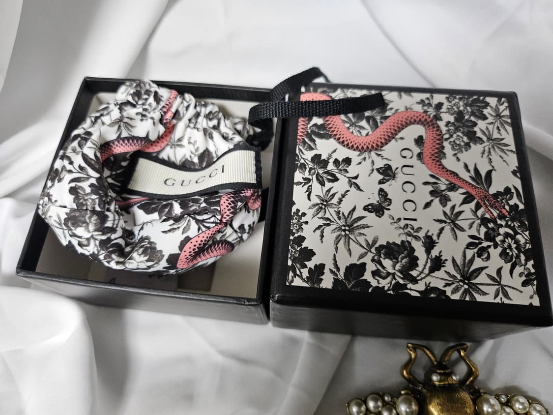 
구찌 크리스털 및 펄 디테일의 벌 모양 브로치
 상품이미지4