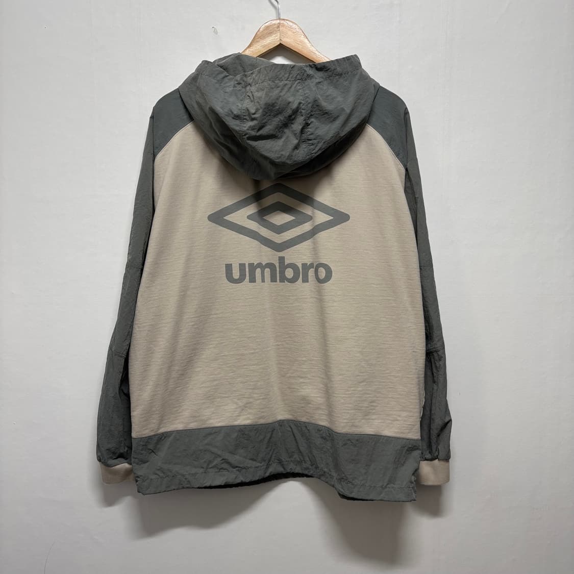 엄브로 후디 배색 하프집업 상품이미지2