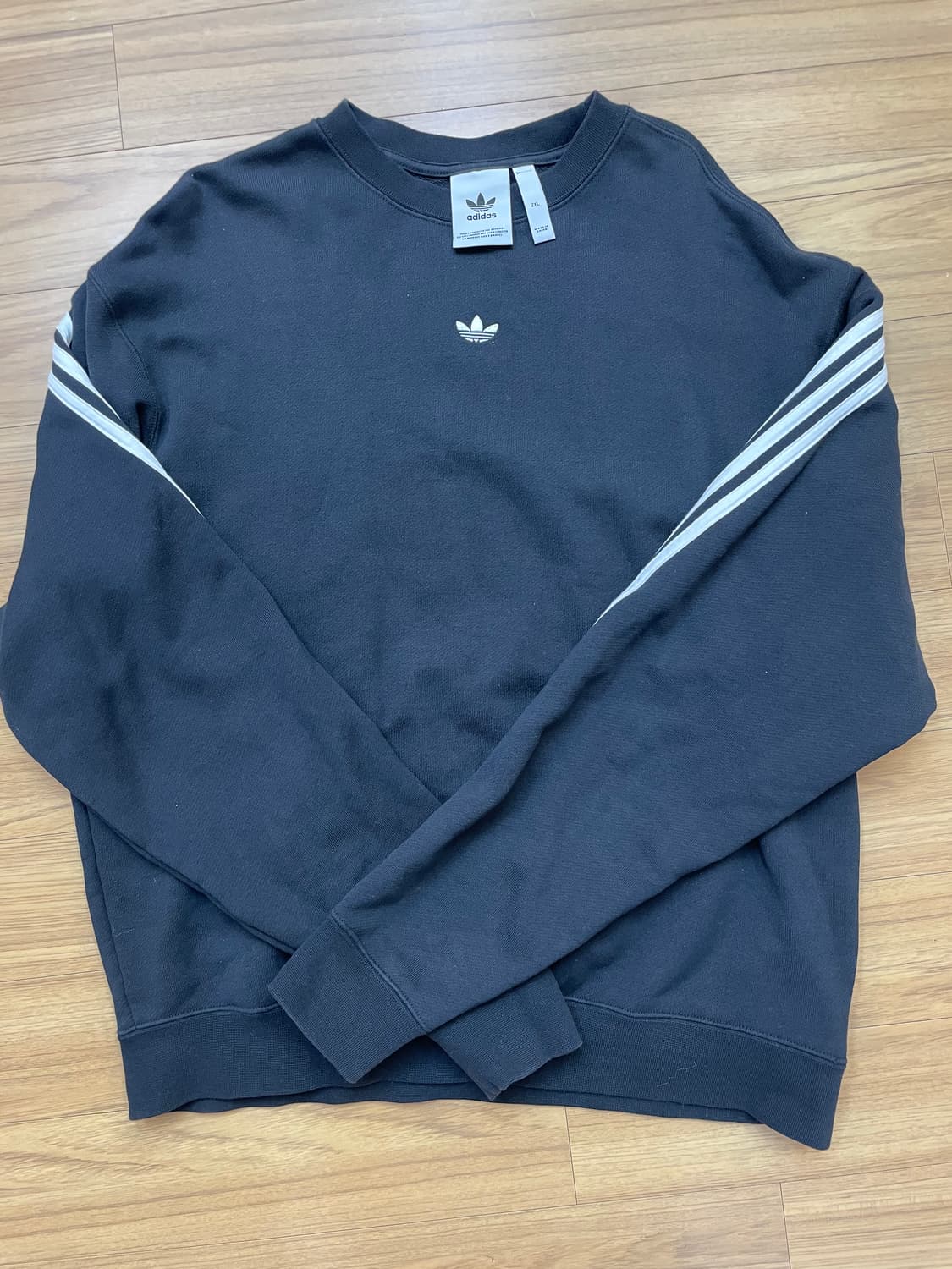 아디다스 검정색 맨투맨 2XL사이즈입니다. 무난한 디자인이라 어느 옷에도 상품이미지1