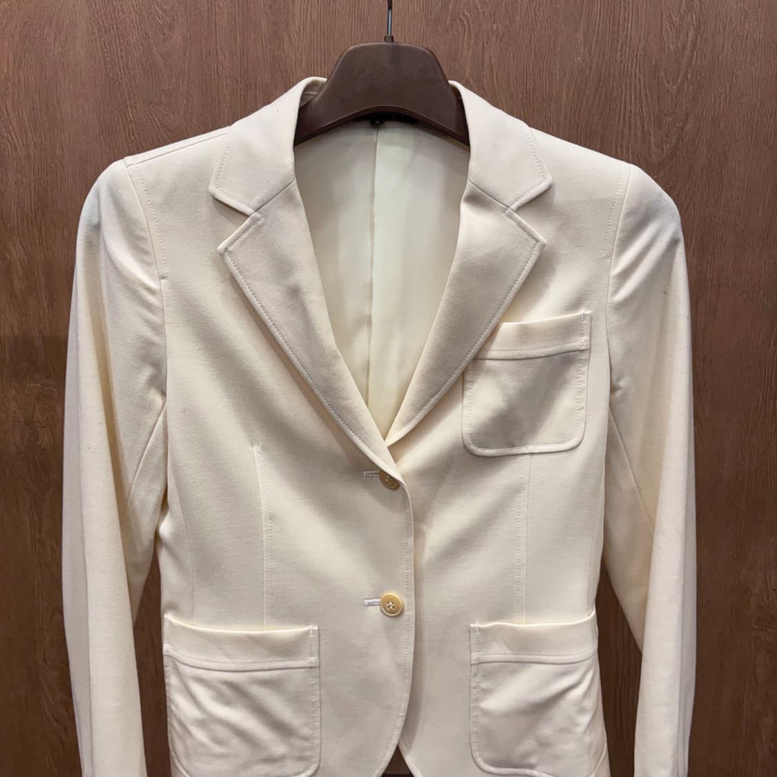 띠어리 울 스트레치 테일러드 자켓 노치드 라펠 카라 디테일 아이보리 상품이미지4