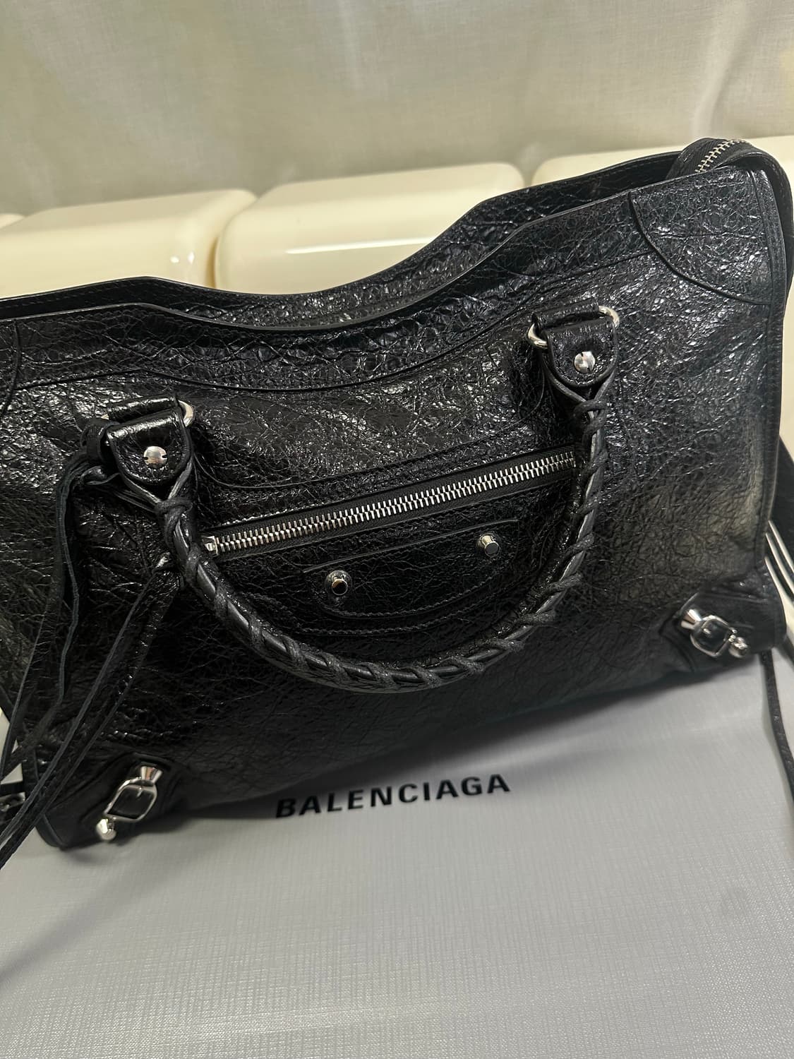 [새상품급 정품] 발렌시아가 시티 모터백 미디움 로고스트랩 상품이미지5