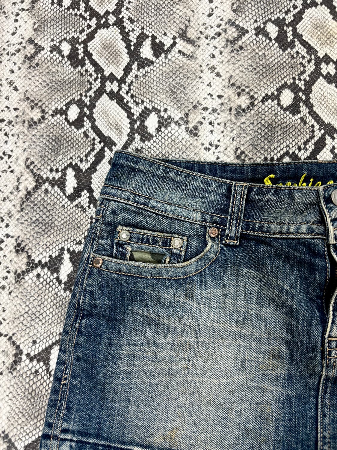 “Vintage” Camo Detail Y2K Mood Denim Sho 상품이미지5