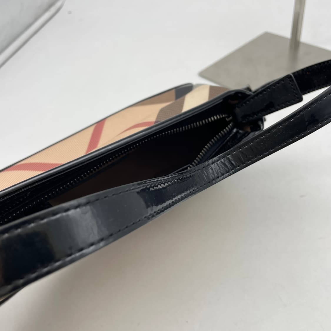 버버리 PVC 노바체크 에나멜 블랙 레더 미니백 상품이미지10