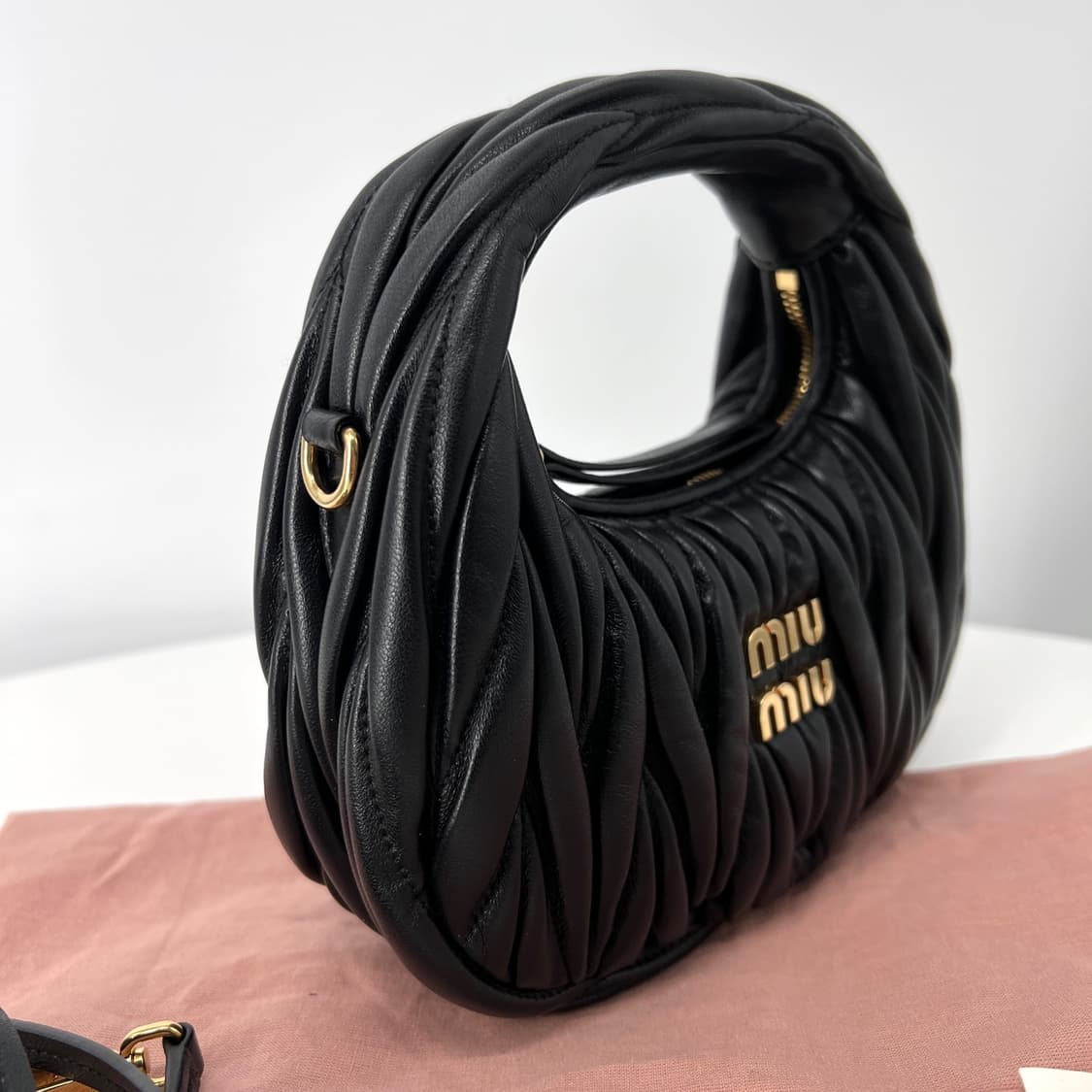 미우미우 완더 마테라쎄 여성 호보백 블랙 (5BP078) 상품이미지6