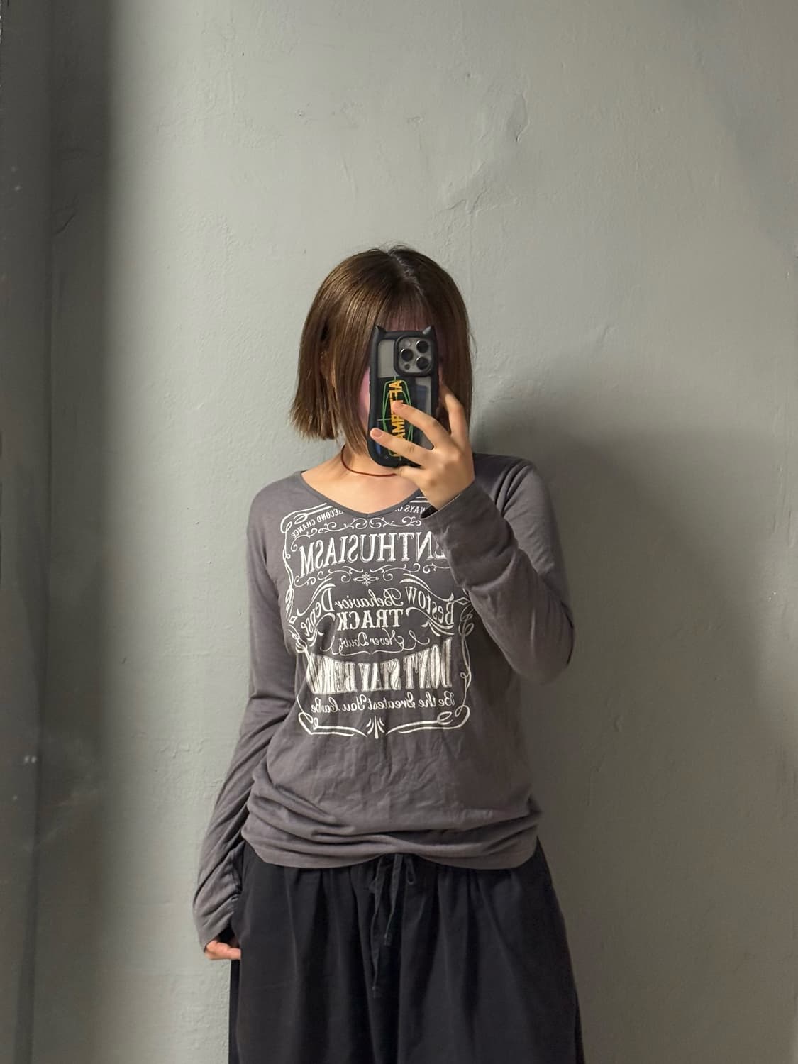 lettering detail v-neck long sleeve 상품이미지2