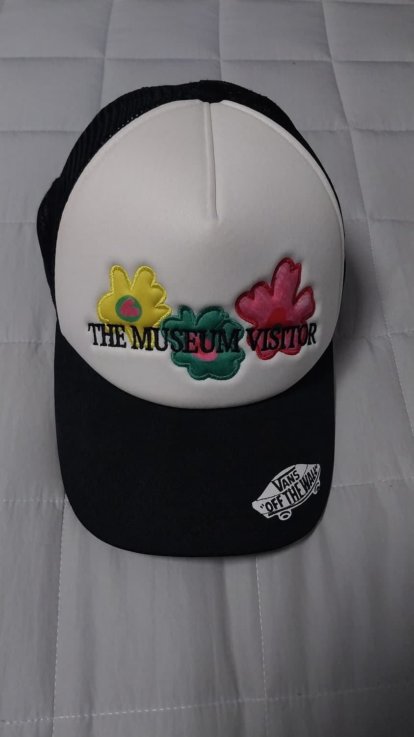 반스 x 더뮤지엄비지터 플로랄 트러커 햇 화이트 상품이미지1