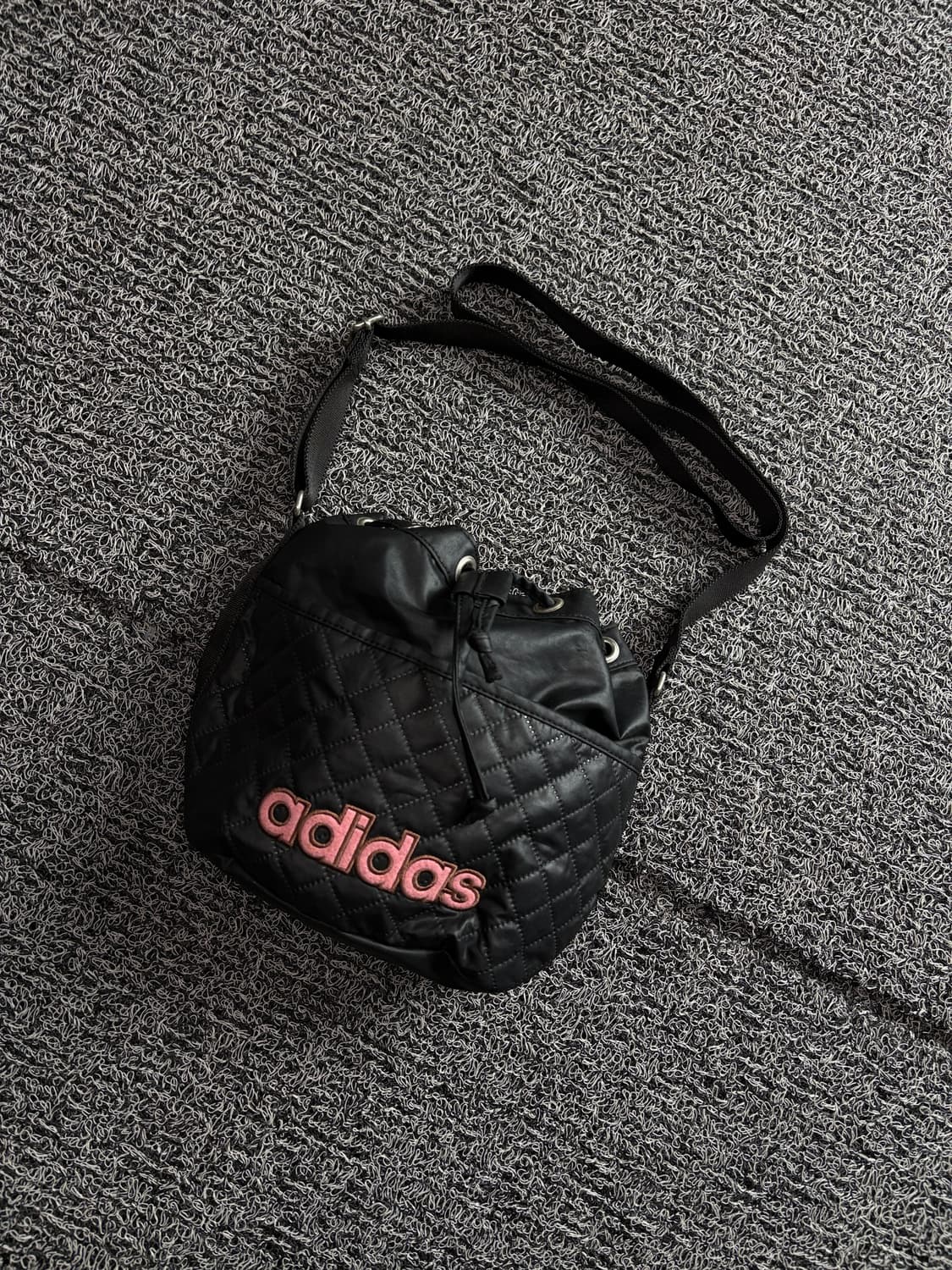 아디다스 퀼팅 소재 새틴 미니 버킷 백팩 3742 상품이미지1