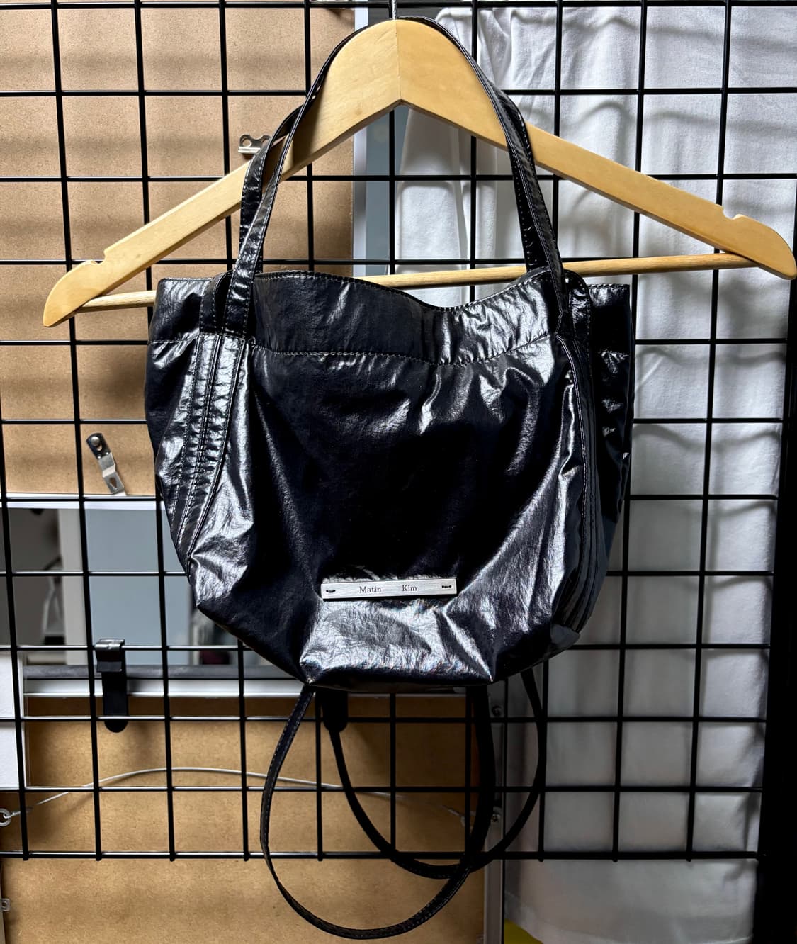 마뗑킴 가방 GLOSSY TWO WAY MINI BAG IN BLACK 상품이미지3
