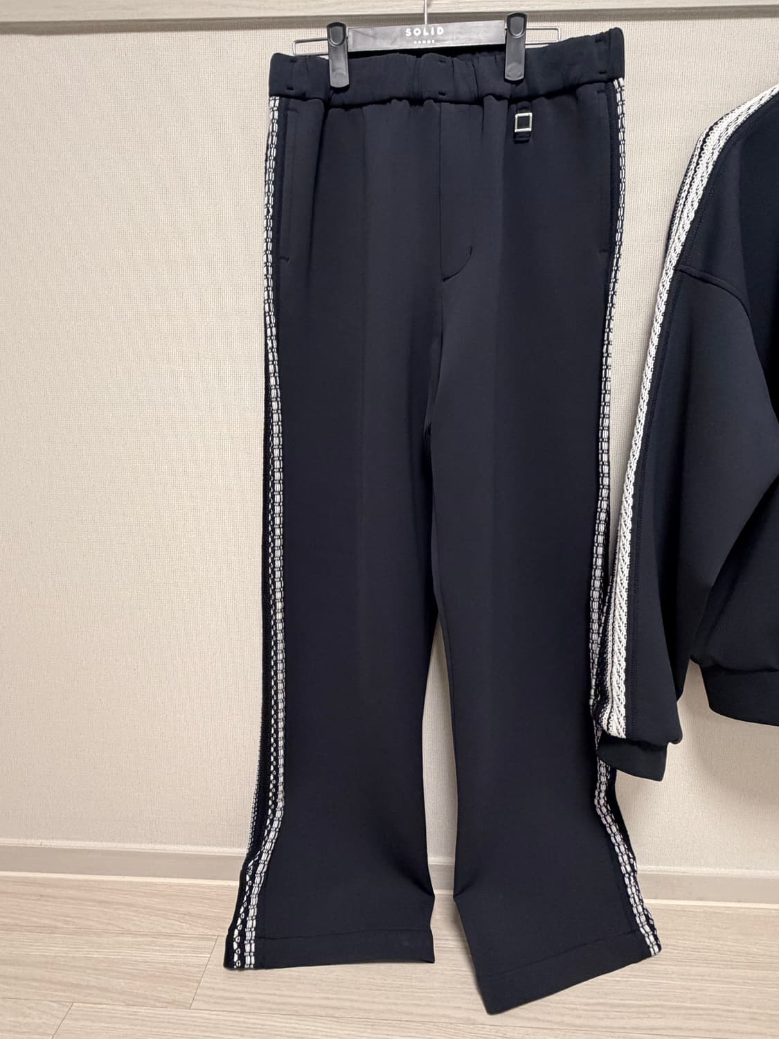 우영미 니트 디테일 트랙 셋업 네이비 상품이미지4