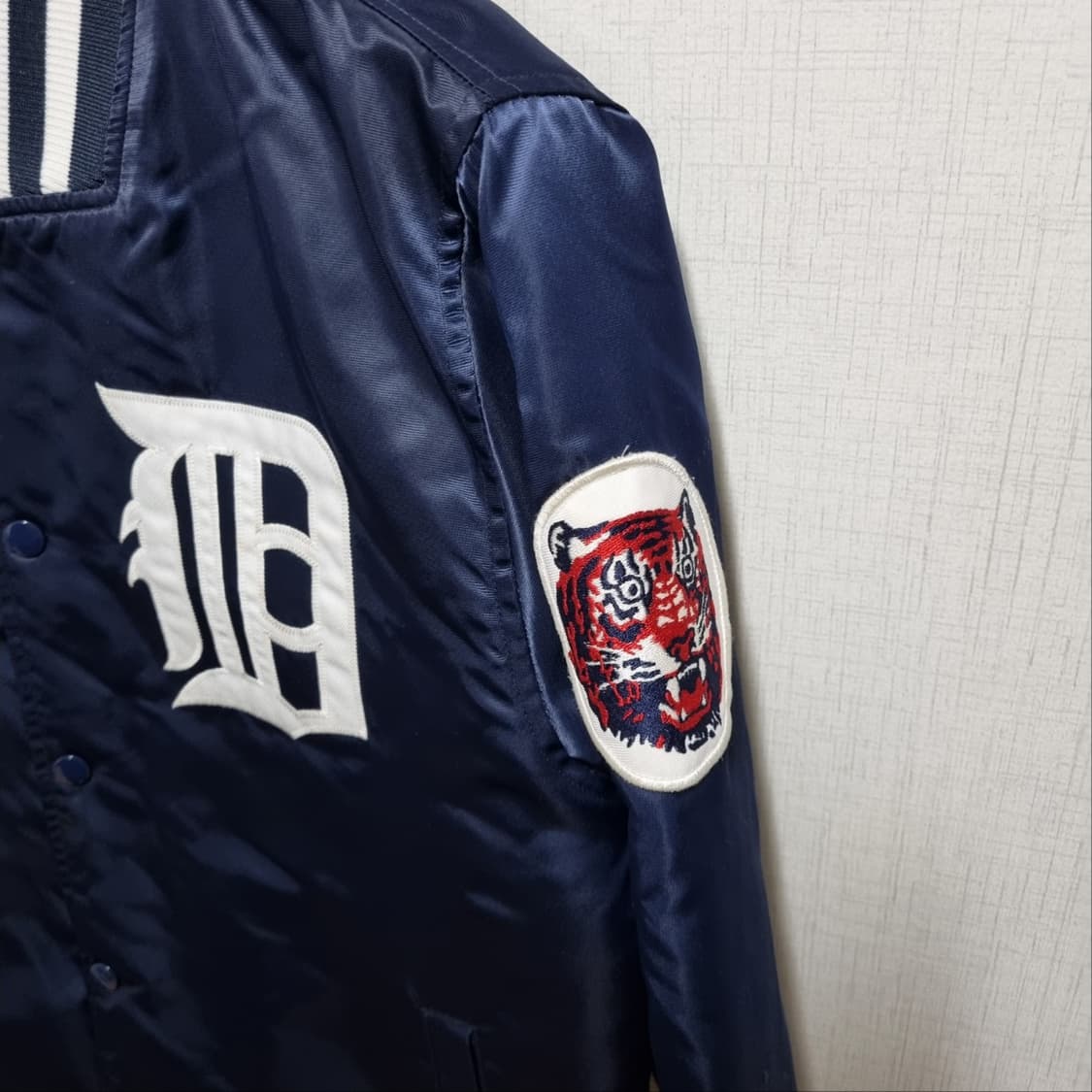 더블탭스 X 마제스틱 콜라보 디트로이트 바시티 벤치 자켓 상품이미지2