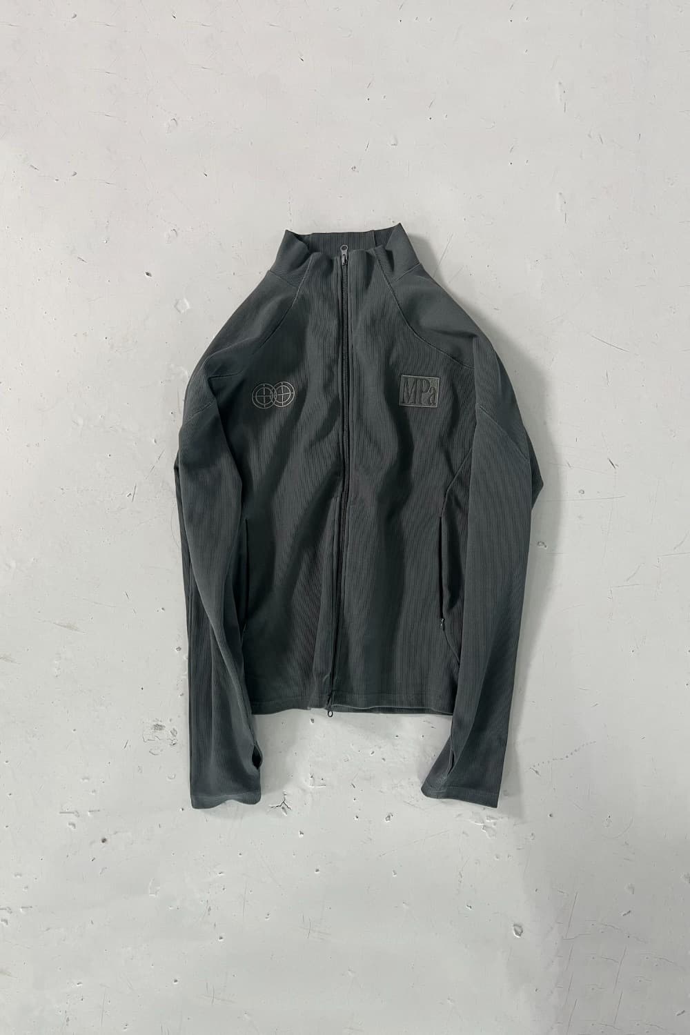 플라스틱 프로덕트 MPa RIBBED ZIP JACKET 차콜 상품이미지1
