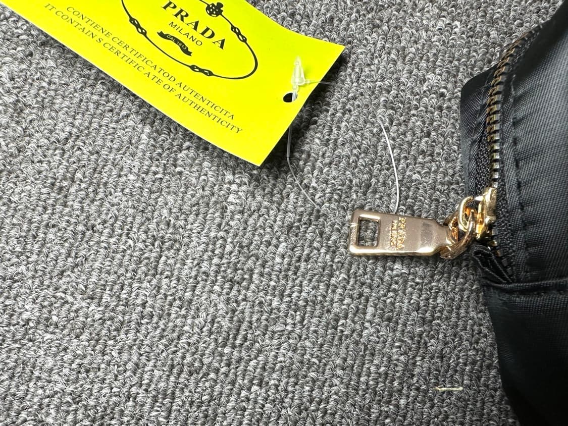 프라다뷰티 심플 사각 파우치 블랙  상품이미지10