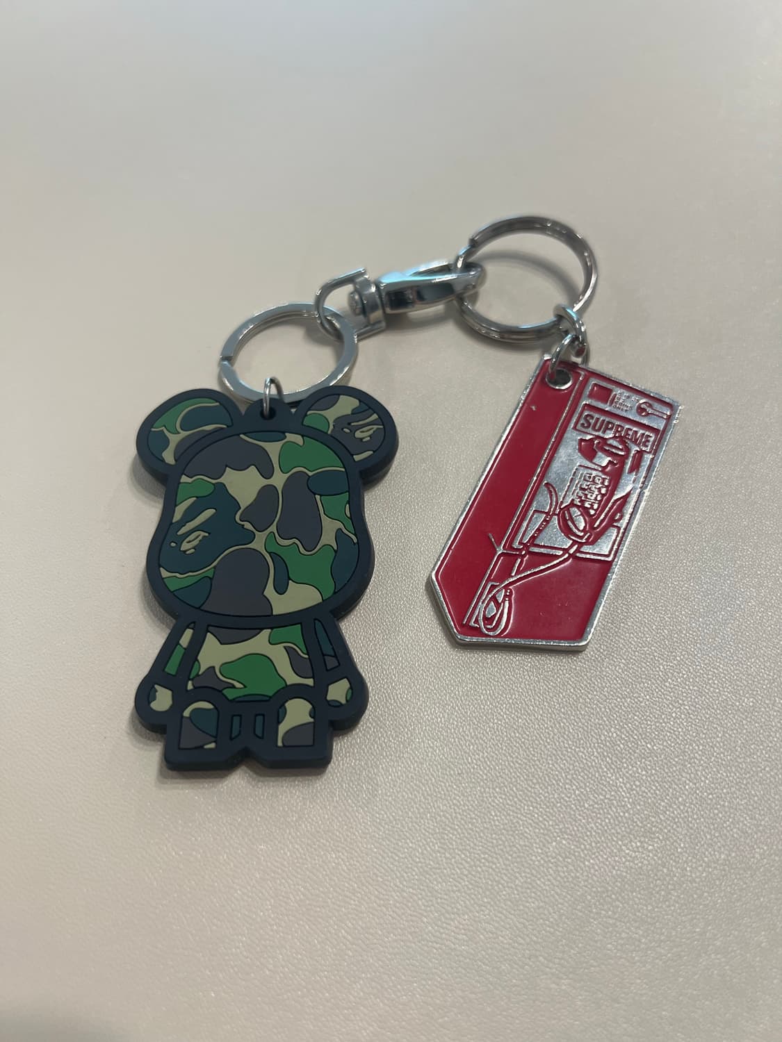 슈프림 + 베이프x베어브릭 키링 상품이미지1