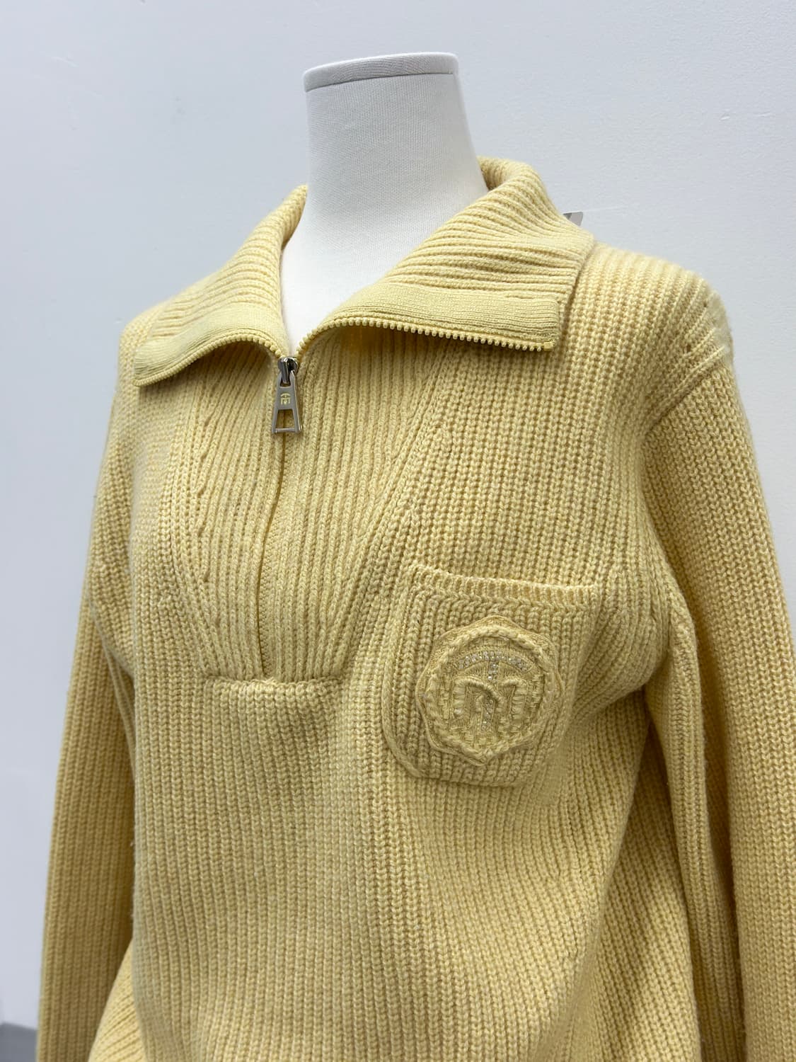 타임 울 캐시미어 로고 자수 하프집업 니트  상품이미지5