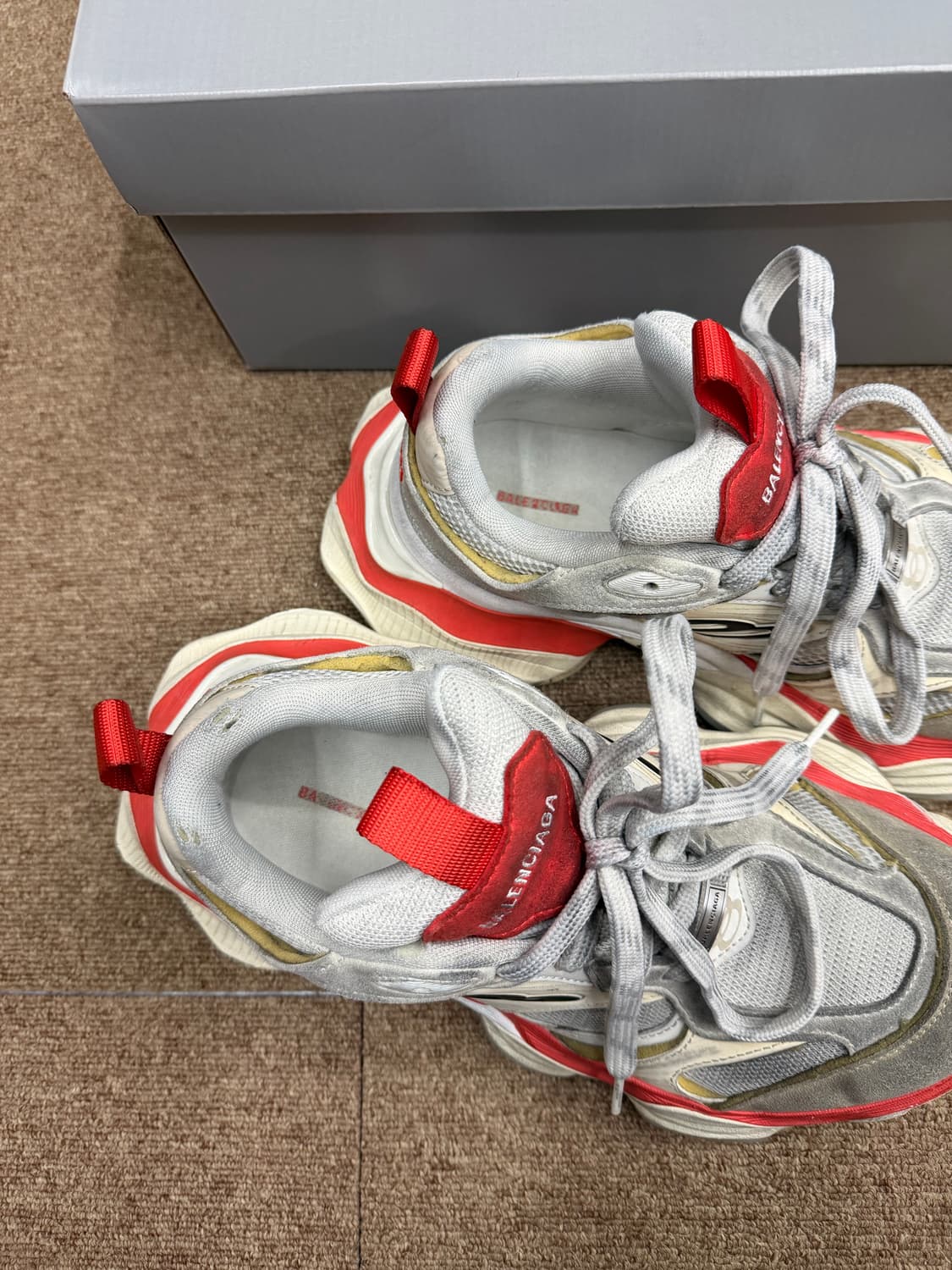 발렌시아가 카고 스니커즈 화이트/레드 40 사이즈 팝니다 상품이미지4