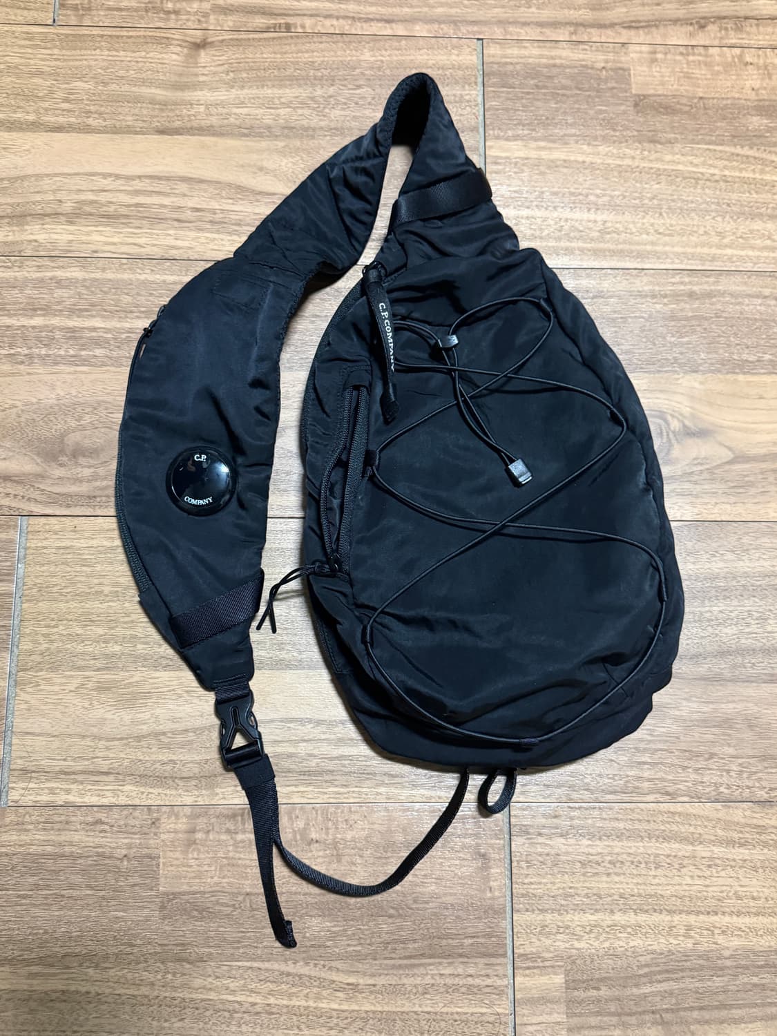 C.P. 컴퍼니 나일론 B 렌즈 크로스백 블랙 - 25FW 상품이미지1