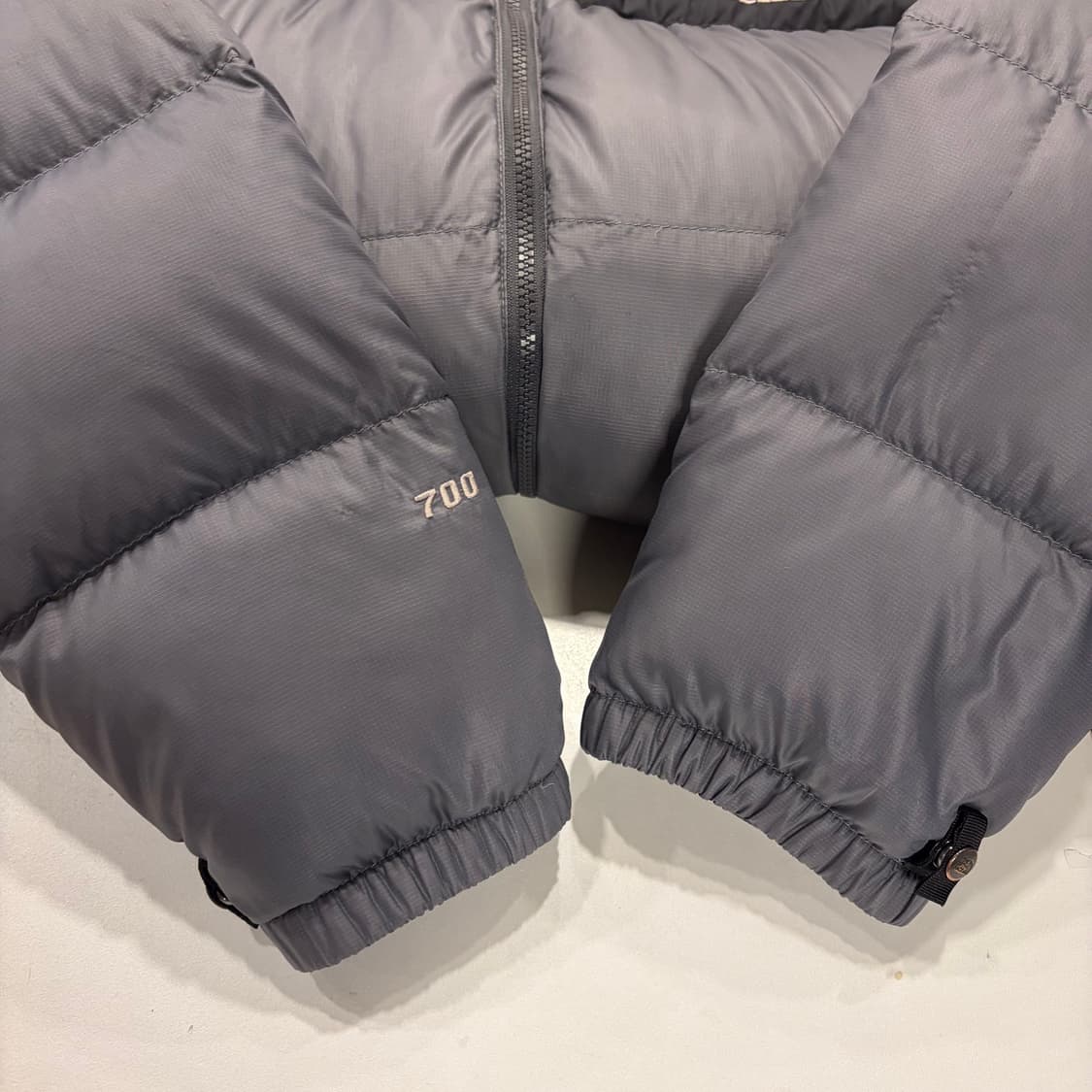 [95] 노스페이스 700 다운 눕시 패딩 회색/블랙 B575 상품이미지7