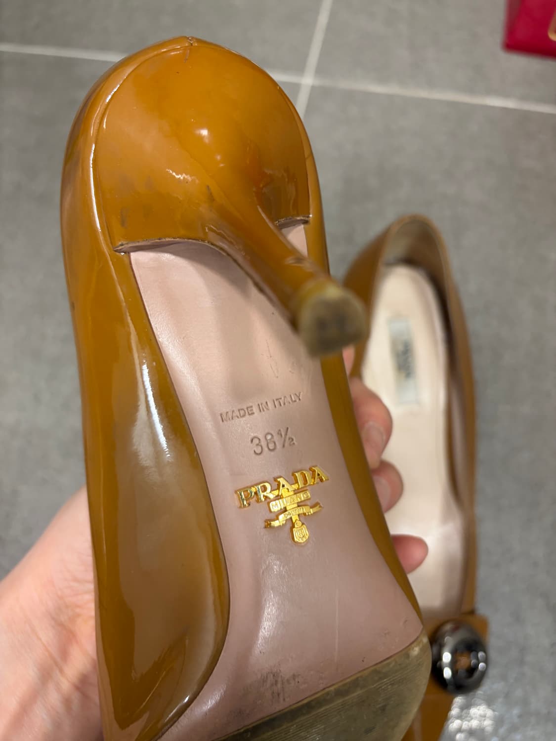 Prada 버튼 유광힐  상품이미지3
