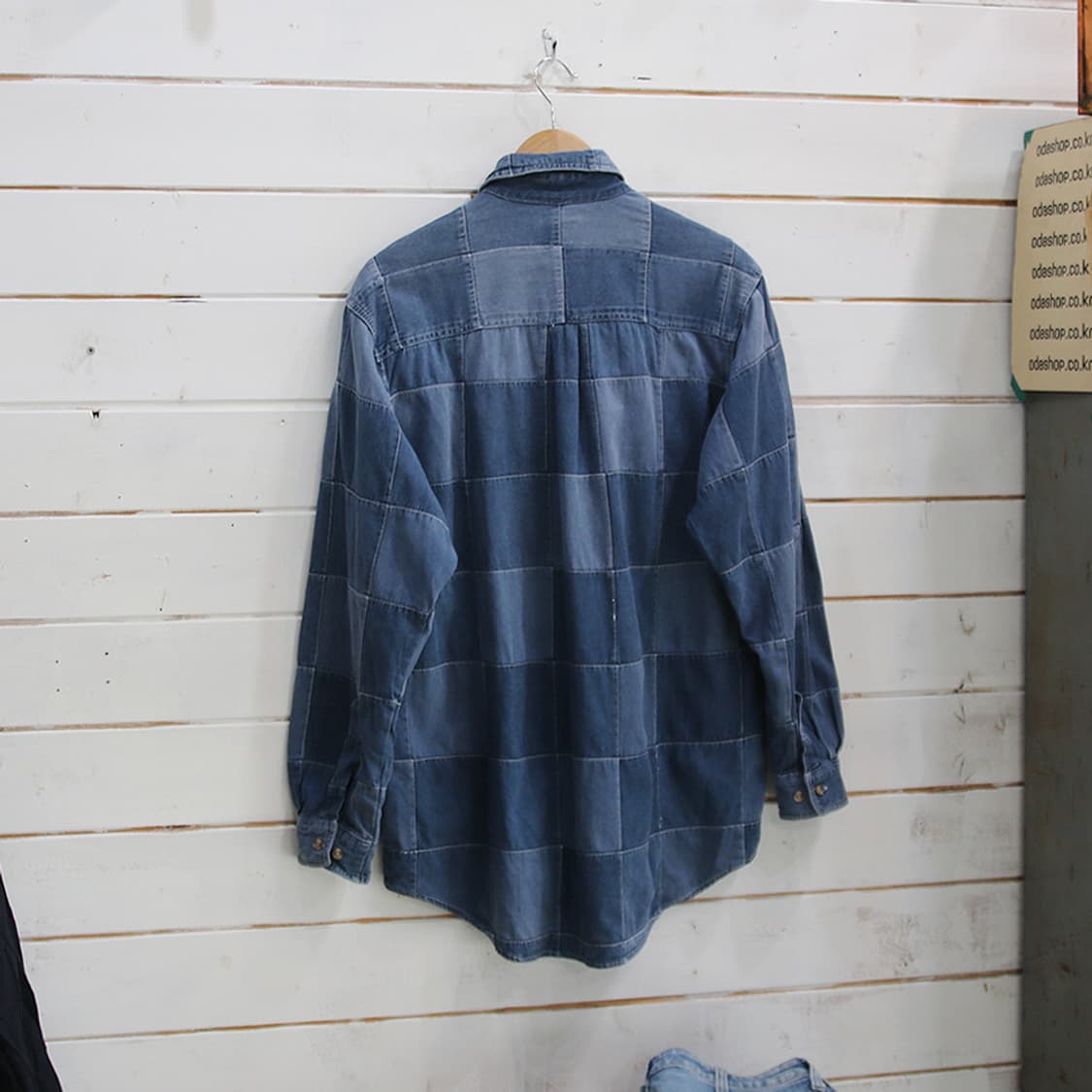 (착용컷) Lucky Bird 패치워크 데님 셔츠 (남성용 100) 상품이미지3