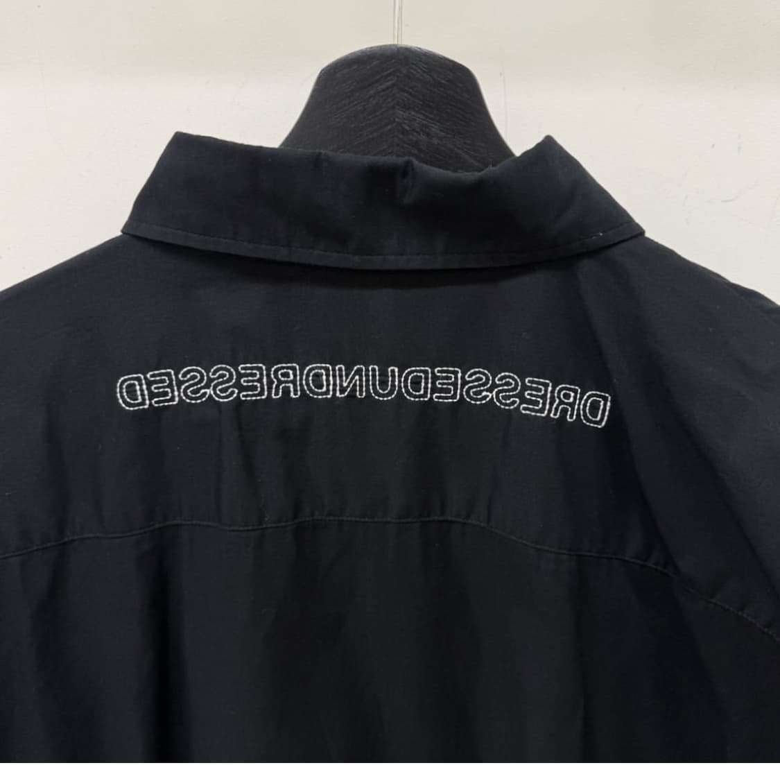 드레스드언드레스드 백 로고 롱 셔츠 상품이미지4