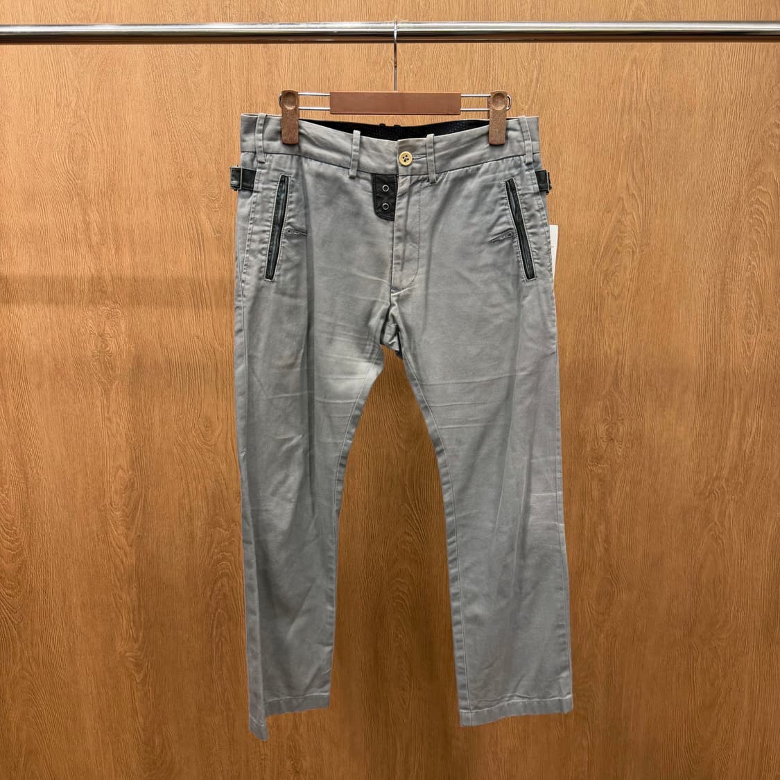 디젤 코튼 팬츠 사이드 레더 스트랩 로고 메탈 장식 스트레이트핏 그레이 상품이미지2