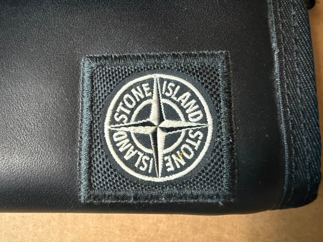 스톤아일랜드 리플렉티브 패널 벨크로 소가죽 지갑 상품이미지10