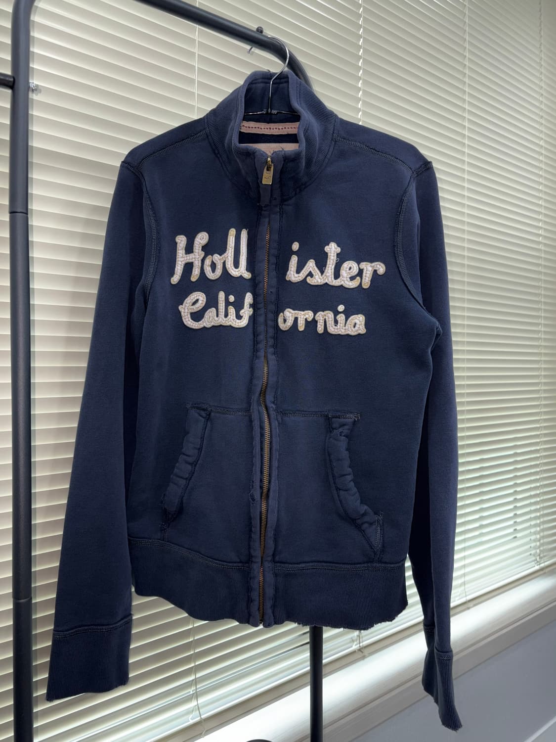 Hollister California Script Appliqué Tra 상품이미지1