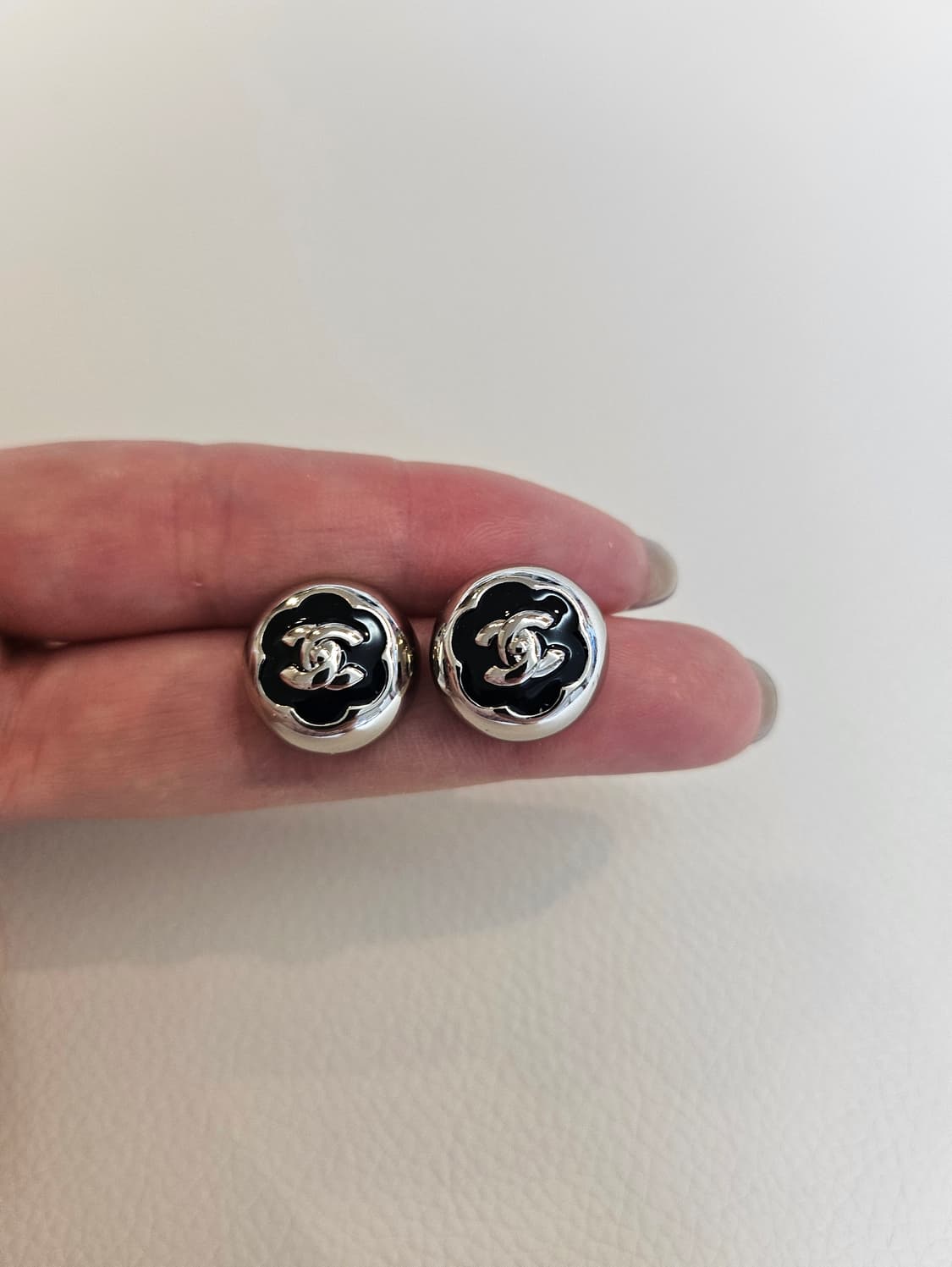 샤넬 블랙 투톤 까멜리아 CC 턴락 볼 귀걸이 업사이클링 상품이미지3
