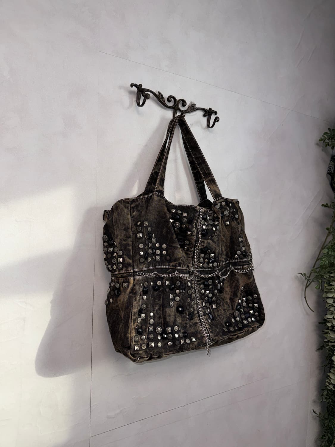 Black denim tie dye stud chain tote bag 상품이미지2