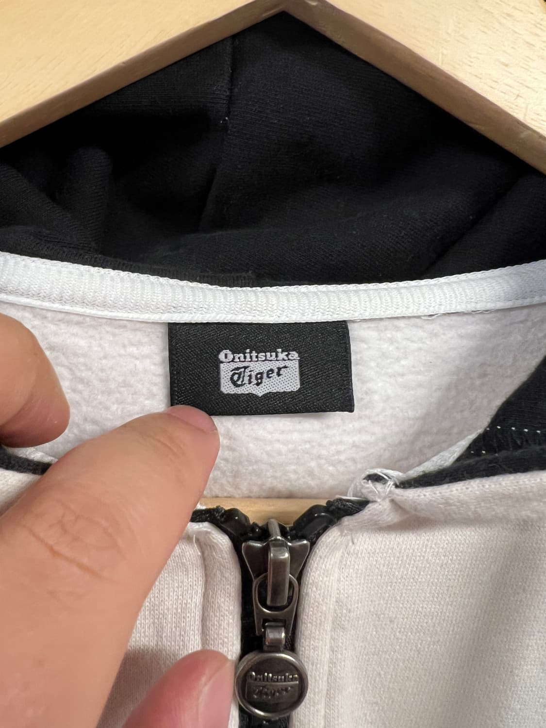 M) 오니츠카타이거 화이트 배색 백프린팅 후드집업 O244 상품이미지3