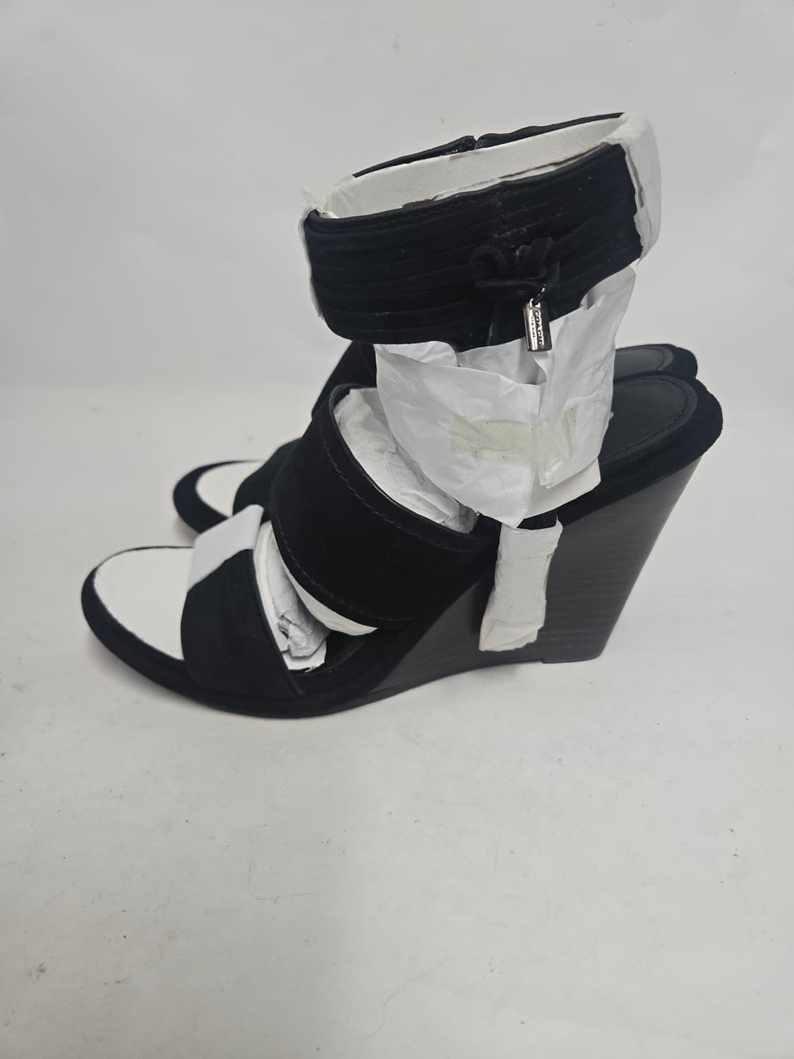 새제품)코치 블랙 스웨이드 테슬장식 웨지힐 샌들 240 상품이미지2