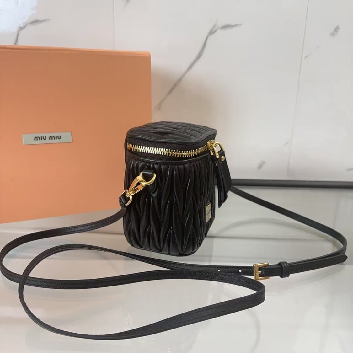 미우 미우 마테라쎄 나파 레더 미니 파우치 블랙 상품이미지2